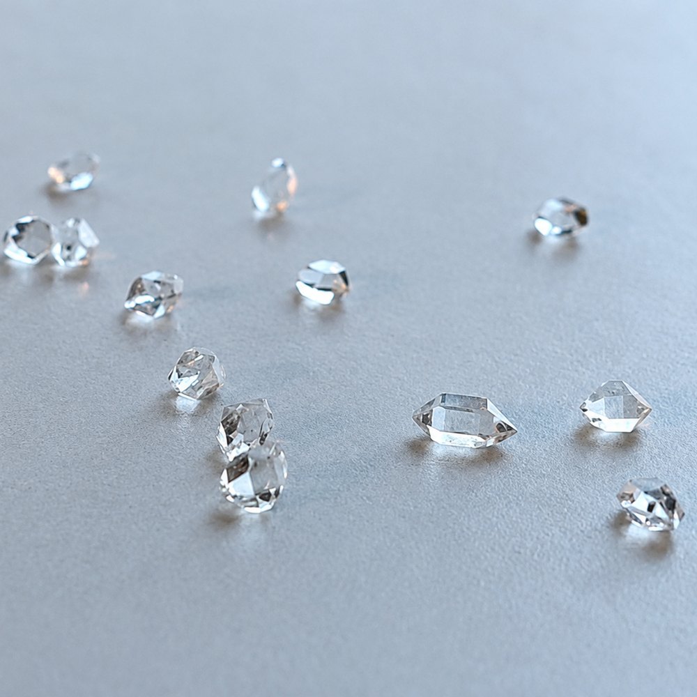 ハーキマーダイヤモンドの結晶 ― 両端が尖った十八面体